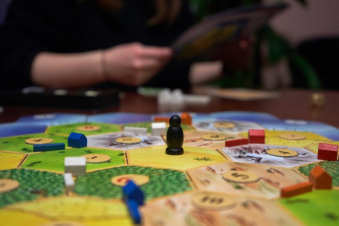 "Catan" es un juego de estrategia económica en el que los jugadores construyen y comercian recursos para desarrollar una colonia