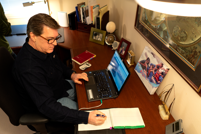 Si deseas conocer un estimado de lo que podrías ganar en tu inversión puedes visitar la calculadora de Cetes Directo